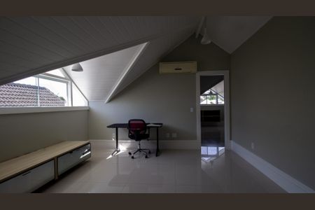 Casa de condomínio à venda com 364m², 4 quartos e 4 vagasSotão