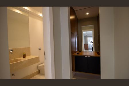 Casa de condomínio à venda com 364m², 4 quartos e 4 vagasRoupeiro