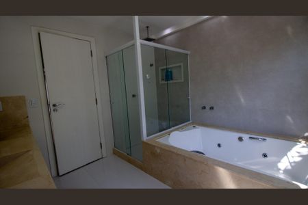 Casa de condomínio à venda com 364m², 4 quartos e 4 vagasBanheiro da Suíte 1