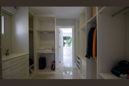 Casa de condomínio à venda com 364m², 4 quartos e 4 vagasCloset da Suíte 1