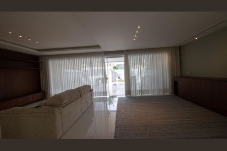Casa de condomínio à venda com 364m², 4 quartos e 4 vagasSala