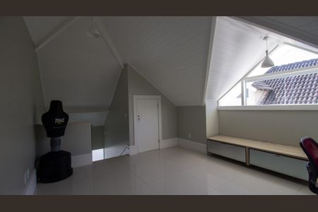 Casa de condomínio à venda com 364m², 4 quartos e 4 vagasSotão