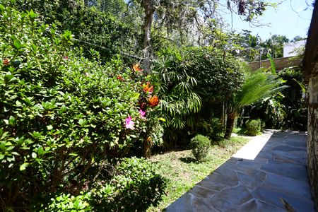 Casa à venda com 239m², 2 quartos e 2 vagas Casa à venda com 239m², 2 quartos e 2 vagasquintal dos fundos