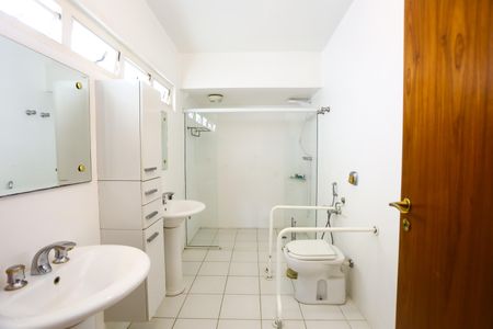 Casa à venda com 239m², 2 quartos e 2 vagas Casa à venda com 239m², 2 quartos e 2 vagasBanheiro da Suíte 2