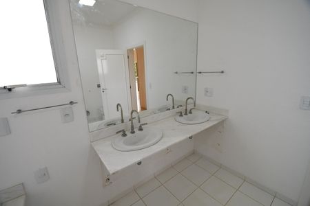 Casa de condomínio para alugar com 420m², 4 quartos e 4 vagasBanheiro da Suíte 1