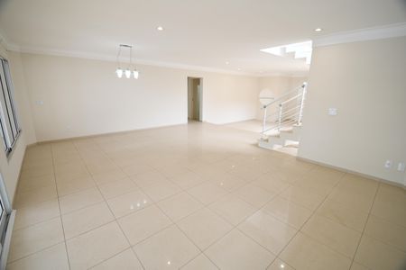 Casa de condomínio para alugar com 420m², 4 quartos e 4 vagasSala