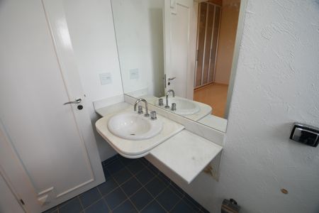 Casa de condomínio para alugar com 420m², 4 quartos e 4 vagasBanheiro da Suíte 3