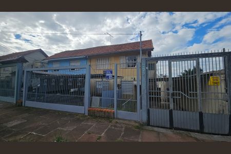 Casa à venda com 150m², 3 quartos e 2 vagas Casa à venda com 150m², 3 quartos e 2 vagasFachada