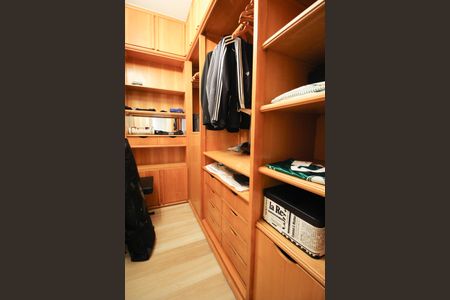 Apartamento à venda com 165m², 3 quartos e 3 vagasCloset da suíte 1