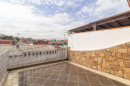 Casa à venda com 290m², 2 quartos e 2 vagas Casa à venda com 290m², 2 quartos e 2 vagasVaranda