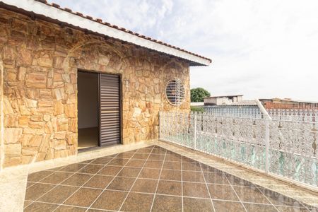 Casa à venda com 290m², 2 quartos e 2 vagas Casa à venda com 290m², 2 quartos e 2 vagasVaranda