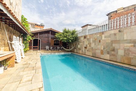 Casa à venda com 290m², 2 quartos e 2 vagas Casa à venda com 290m², 2 quartos e 2 vagasPiscina