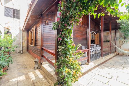 Casa à venda com 290m², 2 quartos e 2 vagas Casa à venda com 290m², 2 quartos e 2 vagasQuintal