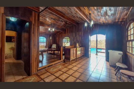 Casa à venda com 290m², 2 quartos e 2 vagas Casa à venda com 290m², 2 quartos e 2 vagasEdícula