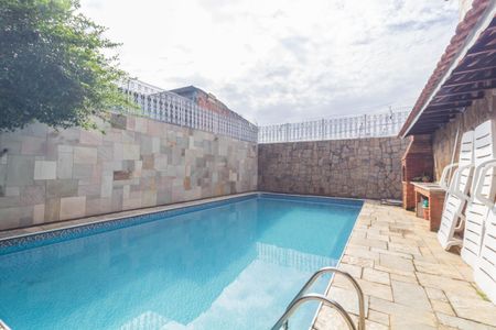 Casa à venda com 290m², 2 quartos e 2 vagas Casa à venda com 290m², 2 quartos e 2 vagasPiscina