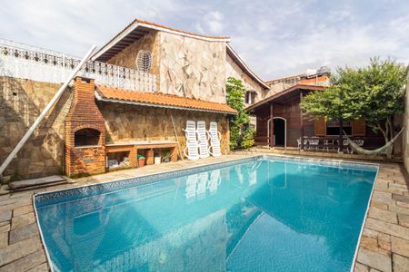 Casa à venda com 290m², 2 quartos e 2 vagas Casa à venda com 290m², 2 quartos e 2 vagasPiscina