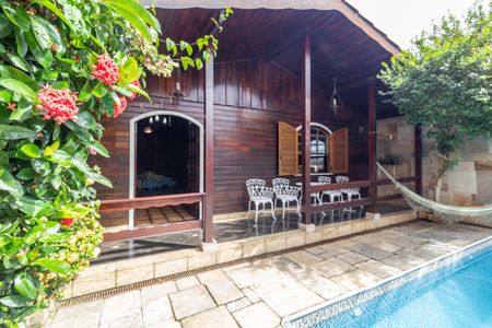 Casa à venda com 290m², 2 quartos e 2 vagas Casa à venda com 290m², 2 quartos e 2 vagasQuintal