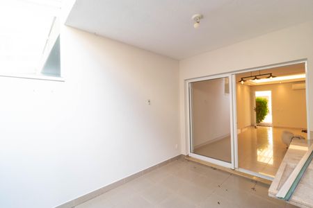 Casa de condomínio à venda com 138m², 3 quartos e 2 vagasVaranda com Churrasqueira