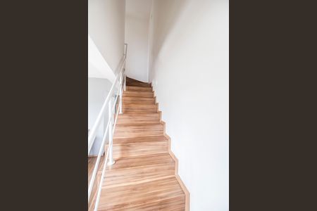 Apartamento para alugar com 82m², 2 quartos e 2 vagas Apartamento para alugar com 82m², 2 quartos e 2 vagasEscada