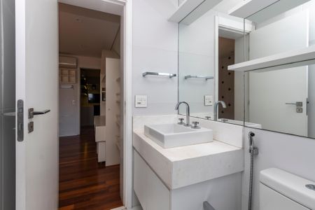 Apartamento à venda com 225m², 4 quartos e 4 vagasBanheiro da Suíte 2