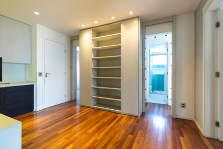 Apartamento à venda com 225m², 4 quartos e 4 vagasEscritório