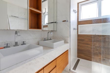 Apartamento à venda com 225m², 4 quartos e 4 vagasBanheiro da Suíte 1