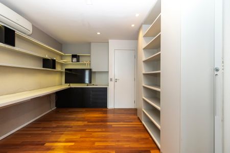 Apartamento à venda com 225m², 4 quartos e 4 vagasEscritório
