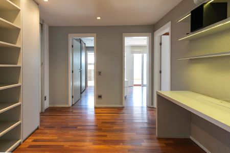 Apartamento à venda com 225m², 4 quartos e 4 vagasEscritório