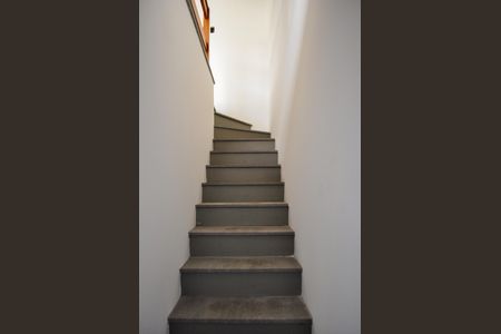 Casa de condomínio à venda com 160m², 3 quartos e 1 vaga Casa de condomínio à venda com 160m², 3 quartos e 1 vagaEscadas