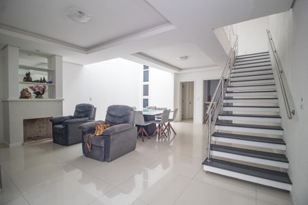 Casa à venda com 110m², 3 quartos e 2 vagas Casa à venda com 110m², 3 quartos e 2 vagasSala