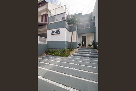 Casa à venda com 110m², 3 quartos e 2 vagas Casa à venda com 110m², 3 quartos e 2 vagasFachada