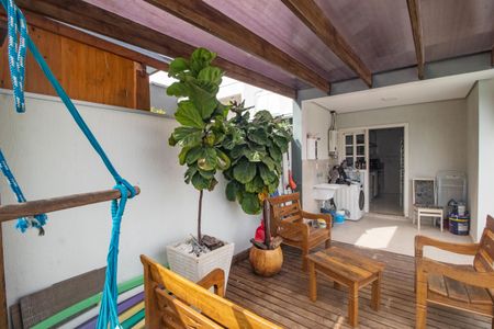 Casa à venda com 110m², 3 quartos e 2 vagas Casa à venda com 110m², 3 quartos e 2 vagasÁrea comum - Piscina