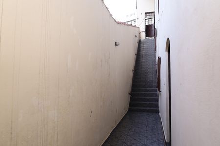 Casa para alugar com 55m², 3 quartos e sem vagaCorredor externo - Escadas