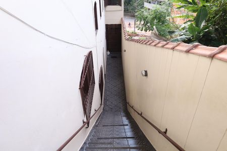 Casa para alugar com 55m², 3 quartos e sem vagaCorredor externo - Escadas