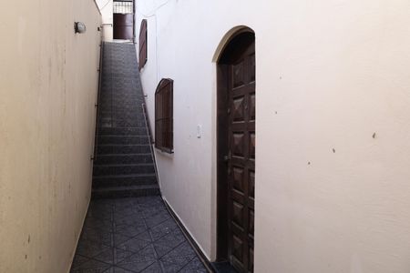 Casa para alugar com 55m², 3 quartos e sem vagaCorredor externo - Escadas