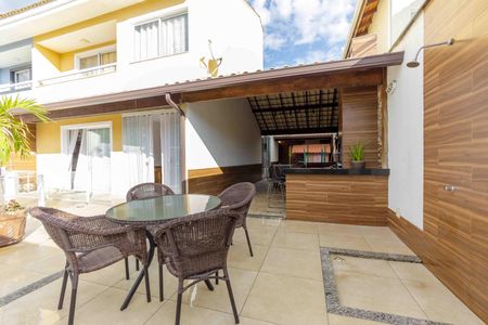 Casa de condomínio à venda com 215m², 4 quartos e 1 vagaVaranda