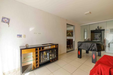 Casa de condomínio à venda com 215m², 4 quartos e 1 vagaSala