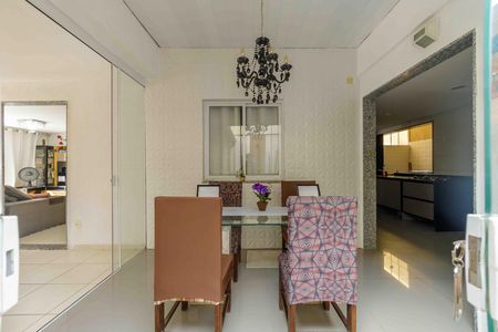 Casa de condomínio à venda com 215m², 4 quartos e 1 vagaSala