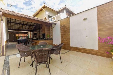 Casa de condomínio à venda com 215m², 4 quartos e 1 vagaVaranda