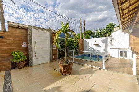 Casa de condomínio à venda com 215m², 4 quartos e 1 vagaVaranda