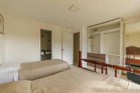 Casa de condomínio à venda com 215m², 4 quartos e 1 vagaSuíte 1