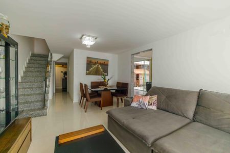 Casa de condomínio à venda com 215m², 4 quartos e 1 vagaSala