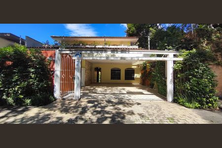 Casa à venda com 357m², 4 quartos e 4 vagasFachada