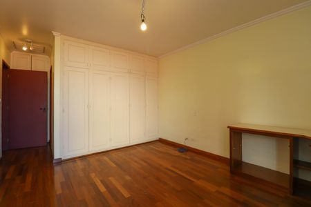 Casa à venda com 357m², 4 quartos e 4 vagasSuíte 2