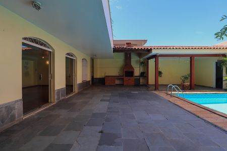 Casa à venda com 357m², 4 quartos e 4 vagasPiscina