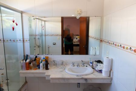 Casa de condomínio para alugar com 450m², 4 quartos e 4 vagasBanheiro da Suíte 3
