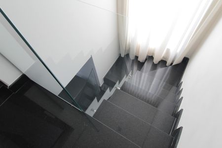 Casa à venda com 130m², 2 quartos e 2 vagasEscada da Cozinha