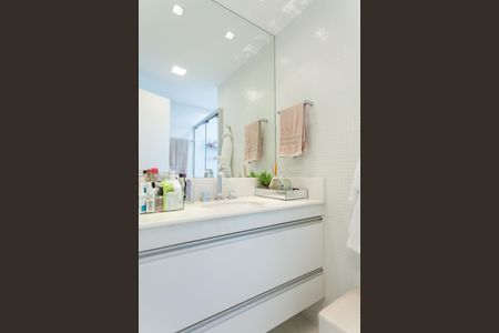 Apartamento à venda com 280m², 4 quartos e 5 vagas Apartamento à venda com 280m², 4 quartos e 5 vagasBanheiro da Suíte 1