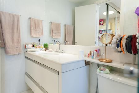 Apartamento à venda com 280m², 4 quartos e 5 vagas Apartamento à venda com 280m², 4 quartos e 5 vagasBanheiro da Suíte 2