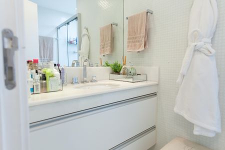 Apartamento à venda com 280m², 4 quartos e 5 vagas Apartamento à venda com 280m², 4 quartos e 5 vagasBanheiro da Suíte 1